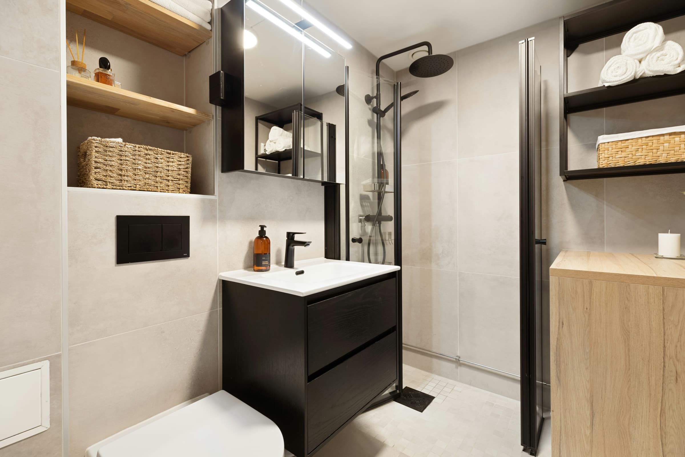 Shower area with wall-mounted shower fittings